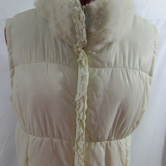 New York and Company Puffer Vest With Fur - Picture 3 of 8